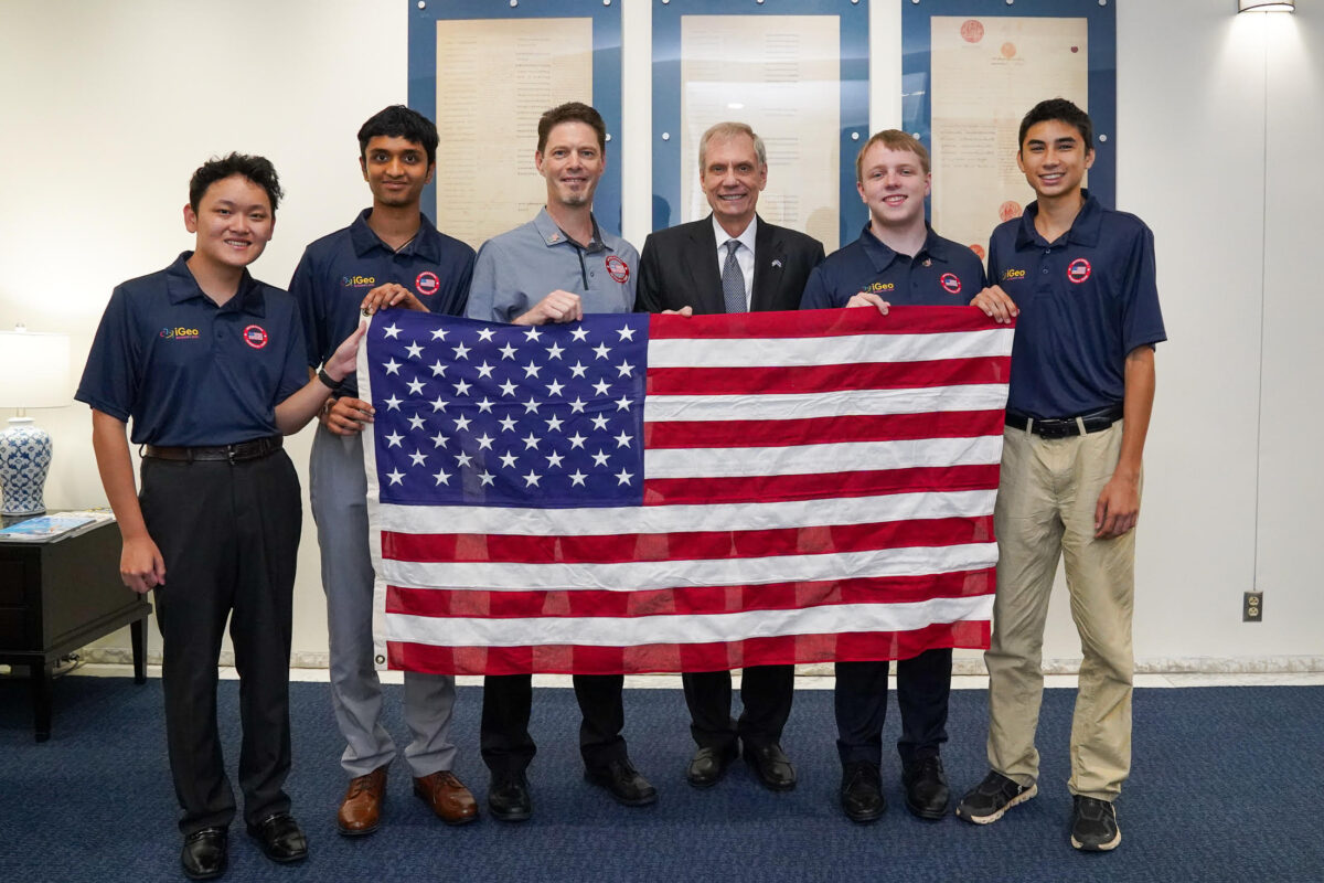 Team USA 2025 at iGeo in Bangkok from L to R: Ray Dai (NY), Ishaan Pusuluri (NY), Coach Steve Muench, US Ambassador to Thailand Robert Godec, John Augustyn (IL), Alan Marhic (GA)